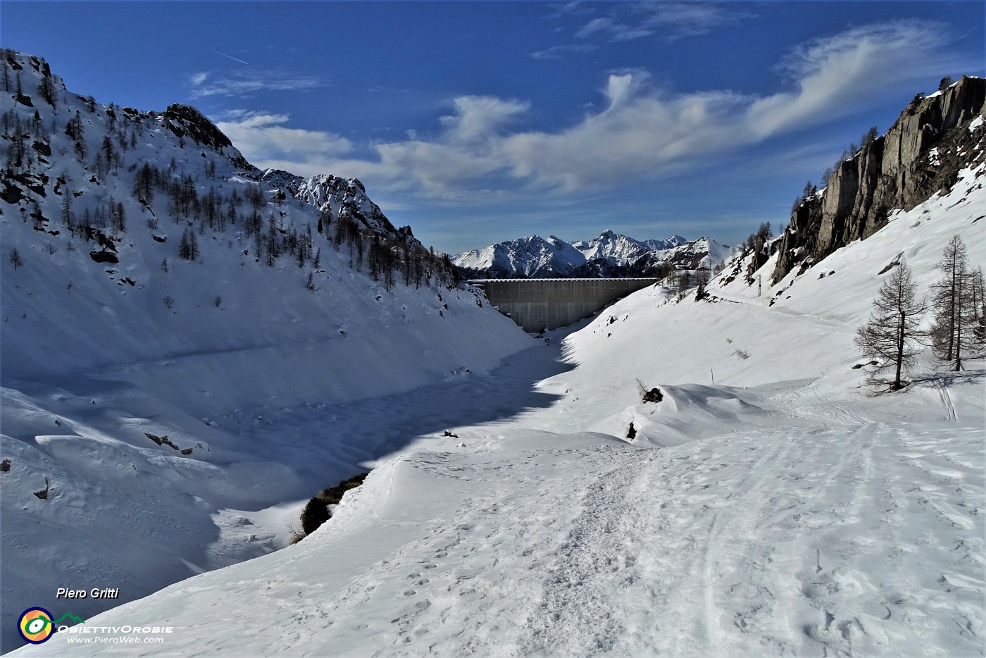 57 L'invaso del  Lago di Fregabolgia  in veste invernale, in letargo...senz'acqua, bianco di neve con vista sul Madonnino.JPG